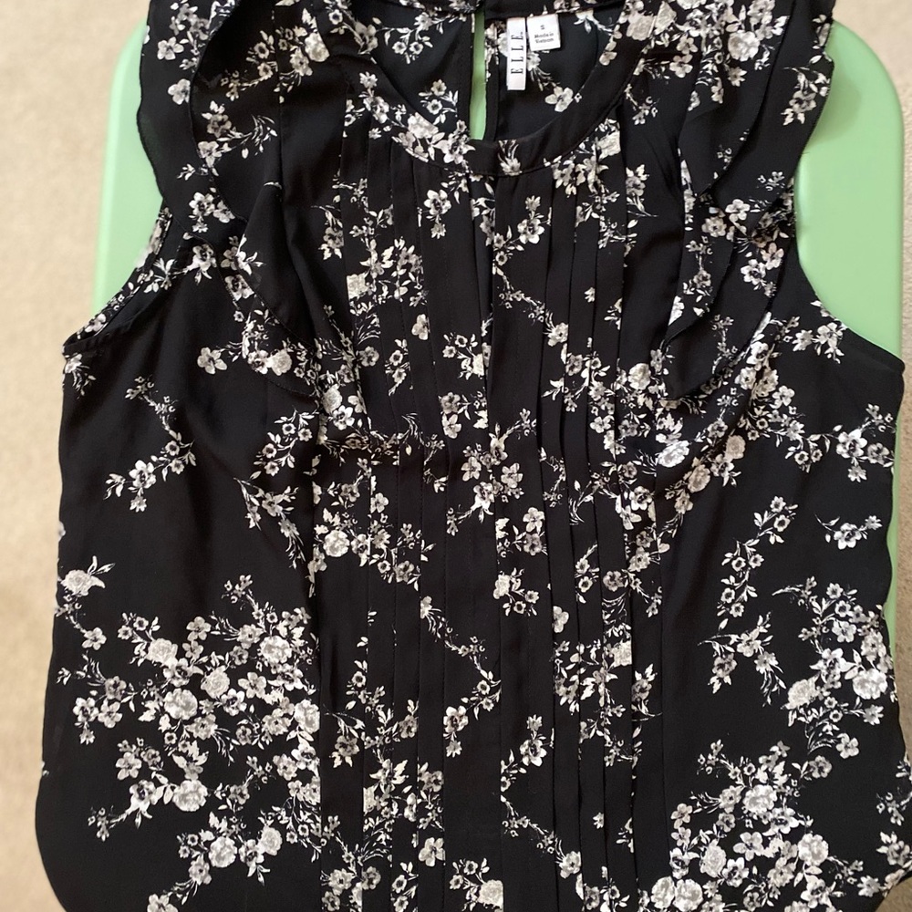 Woman’s short sleeve top by Elle size S.